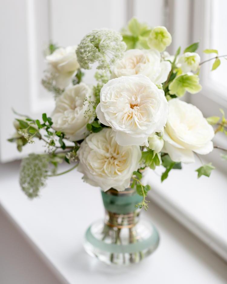 زهور ليونورا البيضاء الفاخرة لترتيب مزهرية يوم الزفاف