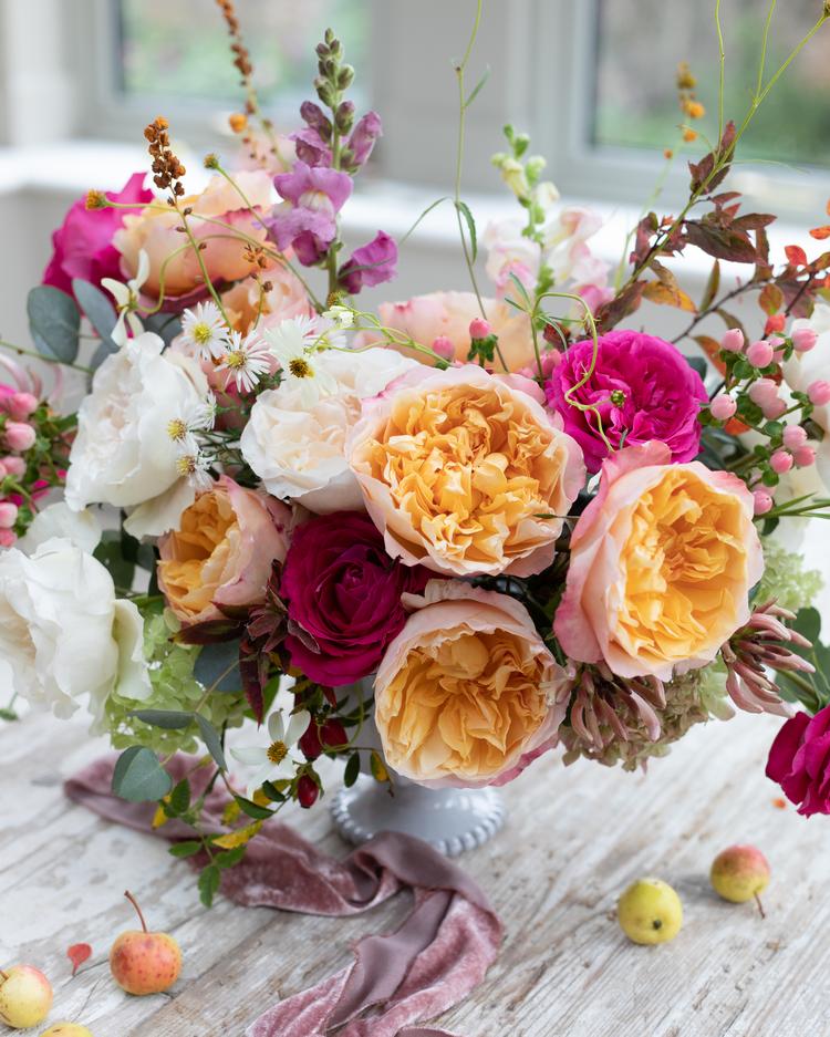 زينة المائدة الزهرية مع ورود إديث