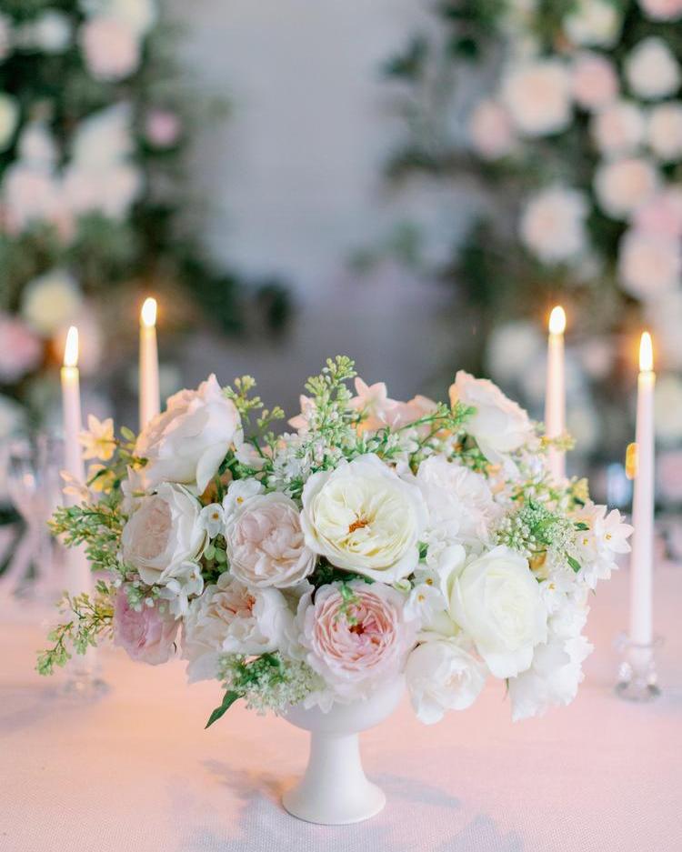 Свадебный стол с цветочными композициями