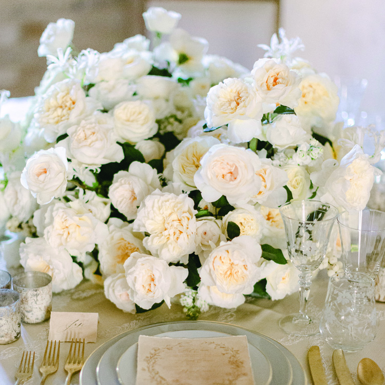 Decorazioni per la tavola di nozze con rose bianche