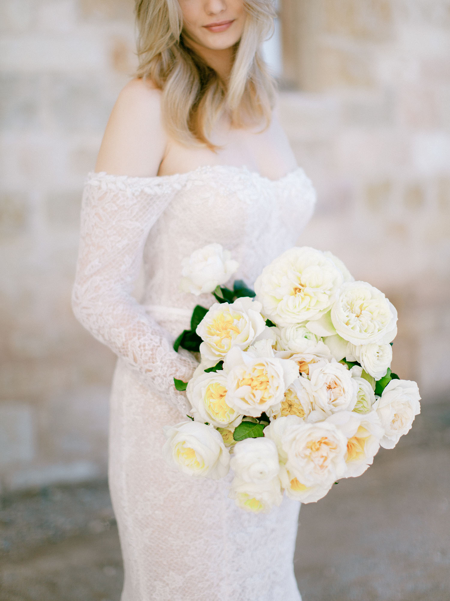 Bouquet de mariée avec roses blanches