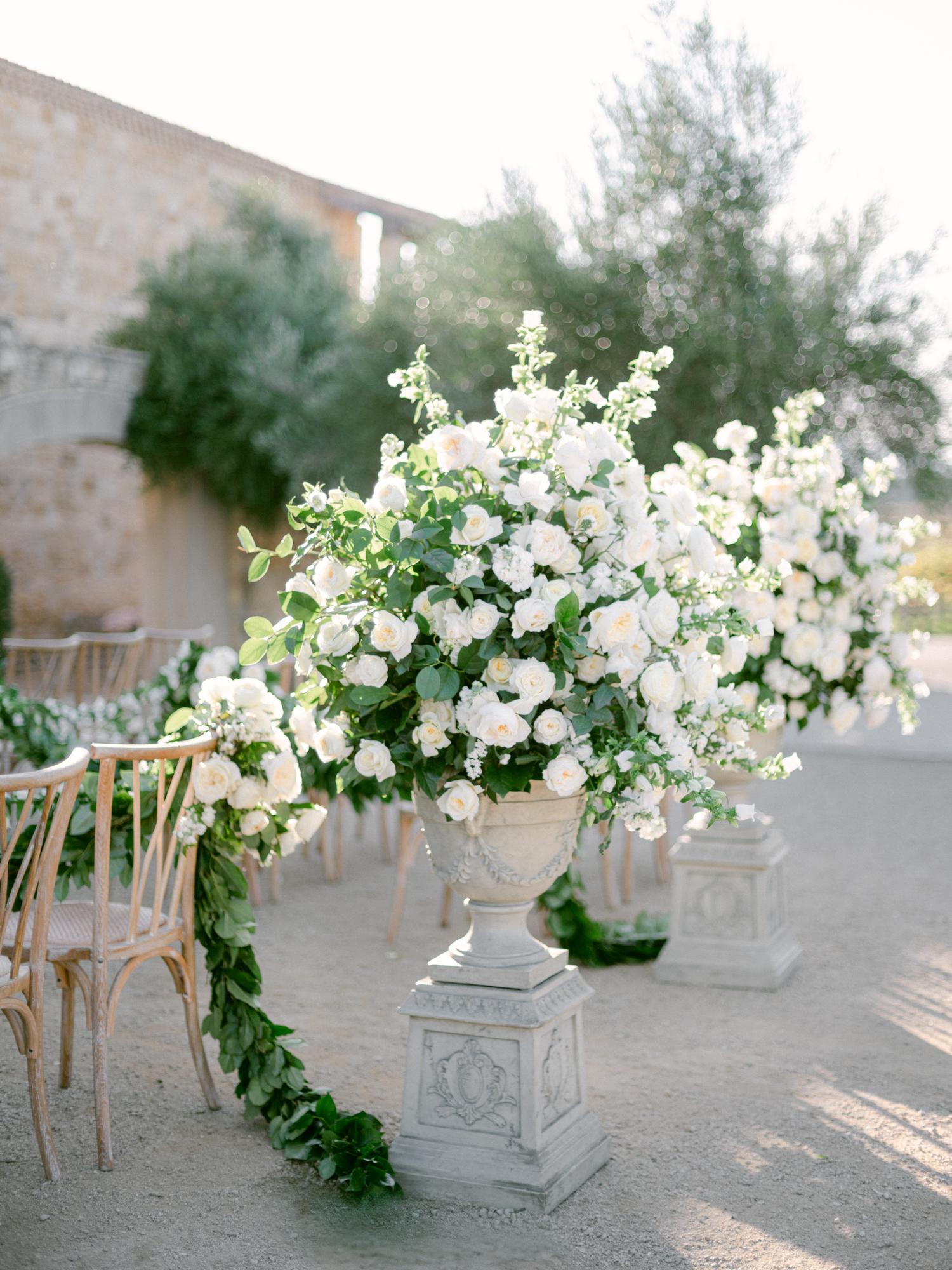 Hochzeitsurne mit weißen Rosen